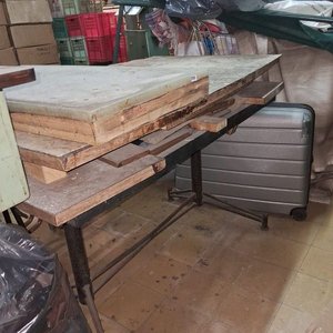Lote anterior: Lote de Dos Mesas de Trabajo de Madera