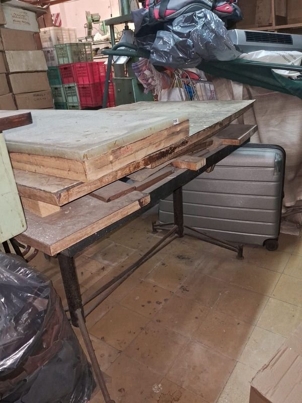 Lote de Dos Mesas de Trabajo de Madera
