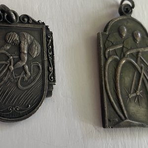 Lote de 2 Medallas Plateadas de Ciclistas Estilo Art Nouveau - imagen 3