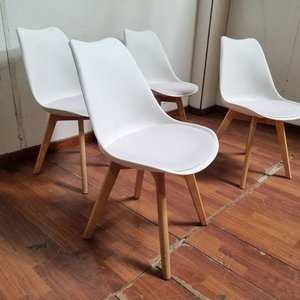 Juego de 4 Sillas Blancas con Asiento Acolchado y Patas de Madera Clara - imagen 3