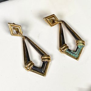 Conjunto de Joyería: Gargantilla Dorada con Cristales, Aros y Prendedor con Perla - imagen 4