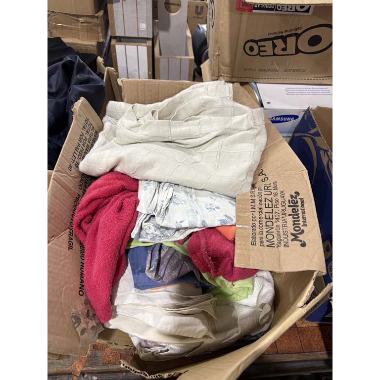 Lote siguiente: Lote de Ropa Varia en Buena Condición