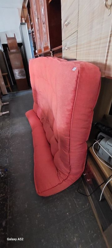 Almohadón de futon rojo en excelente estado - imagen 3