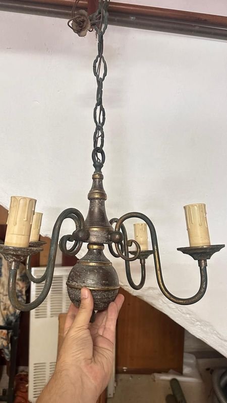 Araña mediana estilo Holandés: Un objeto decorativo de metal - imagen 3