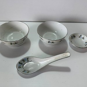 Lote de Tazas de Café, Tetera y Adornos de Loza con Detalles - imagen 4