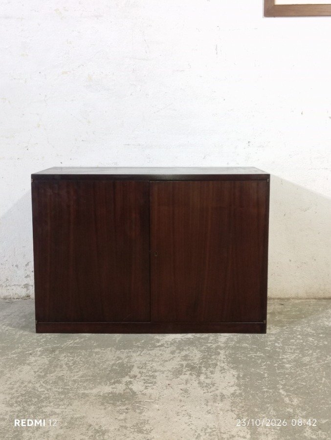 Aparador Bajo de Madera Tono Oscuro con Puertas y Llave