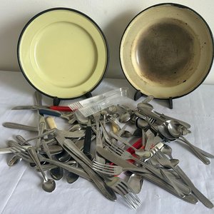 Conjunto de Platos Esmaltados y Cubiertos de Acero Inoxidable - imagen 3