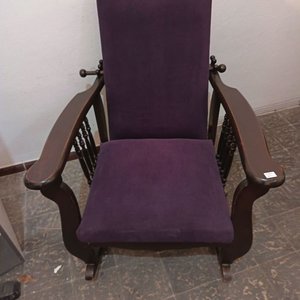 Sillón Mecedor de Madera con Tapizado Morado - imagen 8