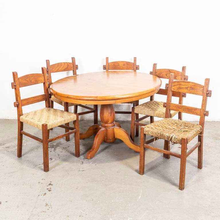Lote anterior: Mesa de comedor circular con cinco sillas de madera y cardo