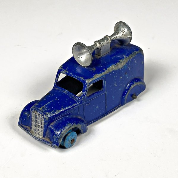 Dos autos de metal Dinky Toys ingleses: Furgón azul y Packard verde - imagen 1