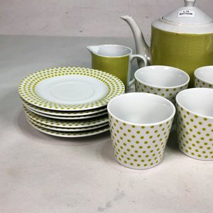 Juego de Porcelana Blanca y Verde con Lunares Dorados: Tetera, Azucarero, Lechera, Tazas y Platitos - imagen 3