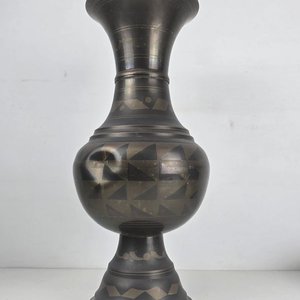 Lote de 6 piezas decorativas: 2 jarrones grandes, 3 floreros grabados y cuenco esmaltado - imagen 3