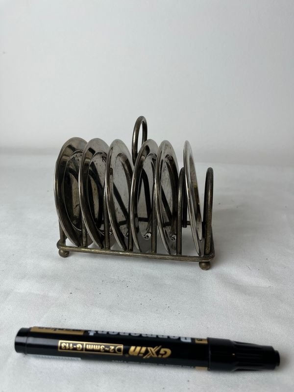 Porta tostadas de metal con diseño elegante - imagen 5