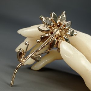 Pulsera Dorada y Dos Prendedores Vintage con Piedras Sintéticas - imagen 7