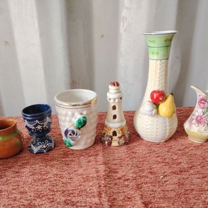 Lote siguiente: Lote de 6 piezas decorativas: jarra, florero, faro y más