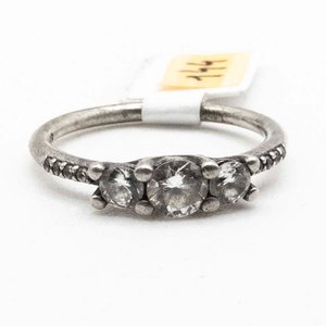 Lote anterior: Anillo de Plata con Tres Piedras Centrales y Detalles Laterales