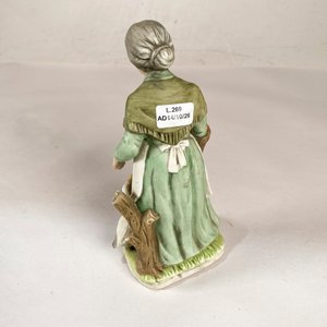 Figura "Anciana Alimentando al Ganso" en Biscuit, 20 cm - imagen 5