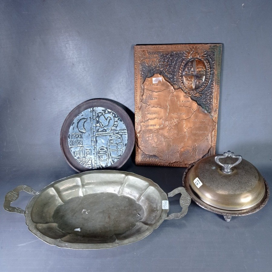Lote anterior: Colección de objetos de arte en cobre, plata y madera