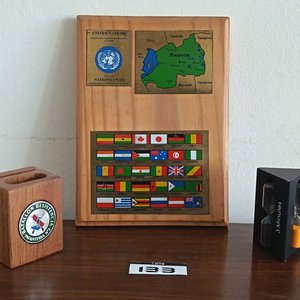 Lote anterior: Placa Conmemorativa UNAMIR Ruanda, Porta Objetos Madera y Reloj de Arena Triple