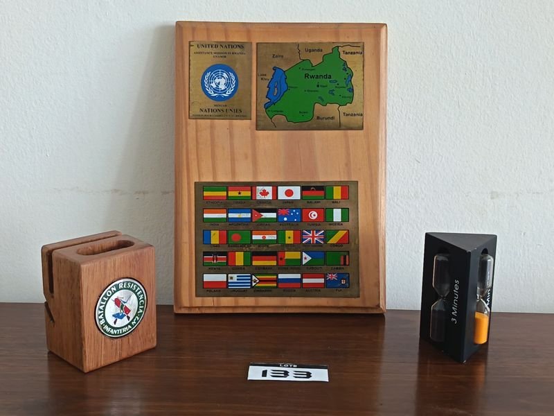 Placa Conmemorativa UNAMIR Ruanda, Porta Objetos Madera y Reloj de Arena Triple