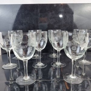 Set de 10 Copas de Vidrio Tallado con Motivos Florales - imagen 2