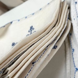 Mantel Blanco con Bordado Azul y Servilletas - imagen 4