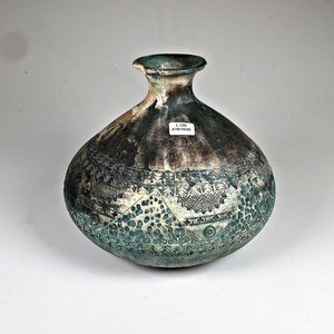Lote siguiente: Florero de cerámica panzón firmado, 22 cm, con detalle en boca