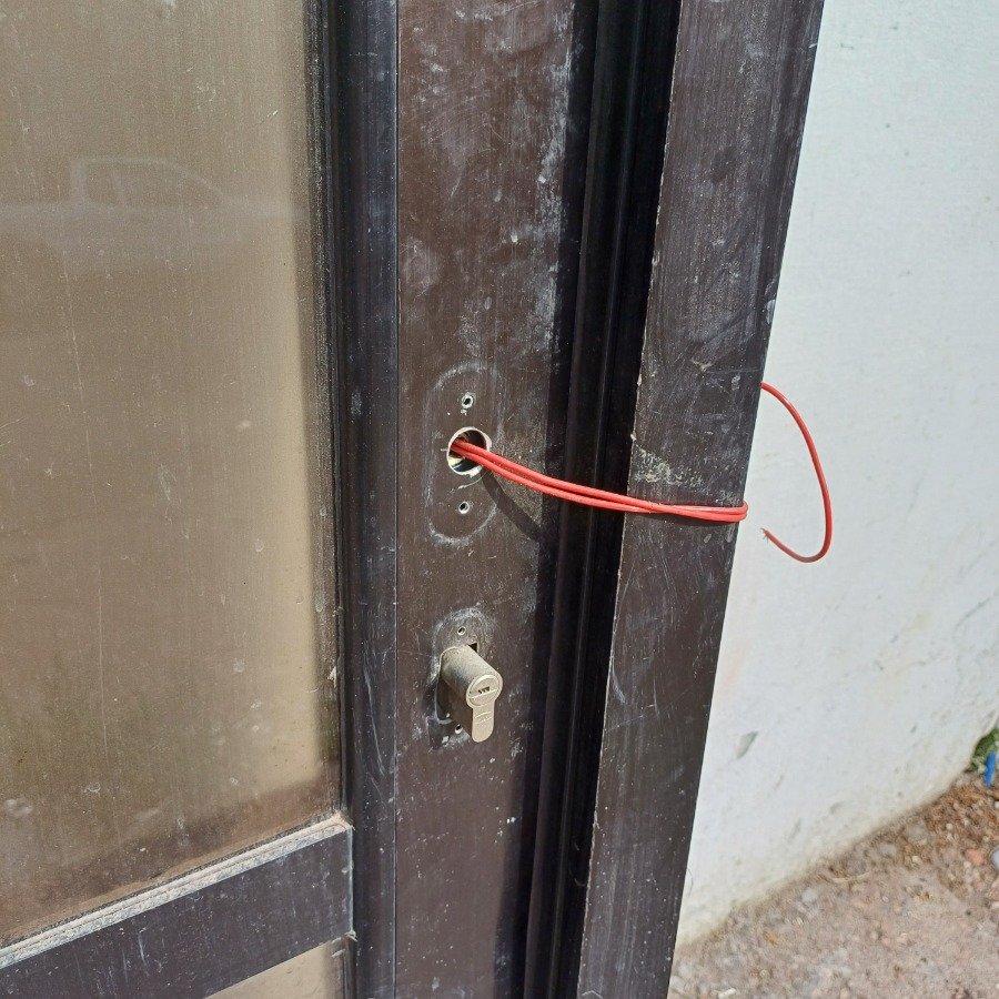 Puerta de aluminio con marco y vidrio, incluye brazo hidráulico - imagen 4