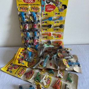 Lote de Juguetes Antiguos BERSIL: Mini Carreras y Pistolas de Dardos Explosivos - imagen 2
