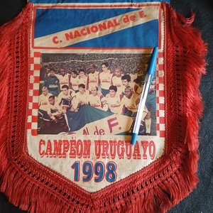 Banderín Época Nacional Campeón Uruguayo 1998 con Foto Plantel - imagen 2