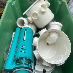 Lote de Accesorios para Baño: Sifones, Bajadas y Cámaras de Piso - imagen 2