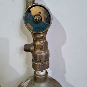 Cilindro de CO2 Industrial con Manómetro y Válvula - Altura 93cm - imagen 2