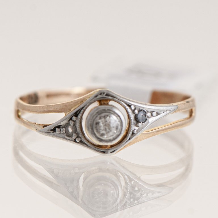 Lote siguiente: Anillo de oro con brillante y diamantes