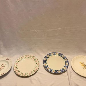 Lote de 4 Platos Vintage de Porcelana con Diseños Florales y Cuadros - imagen 2