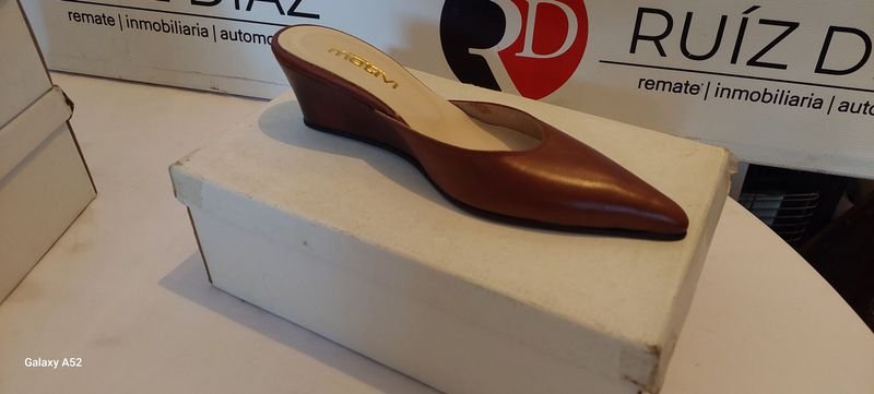 Zapatos de tacón alto en caja - imagen 2