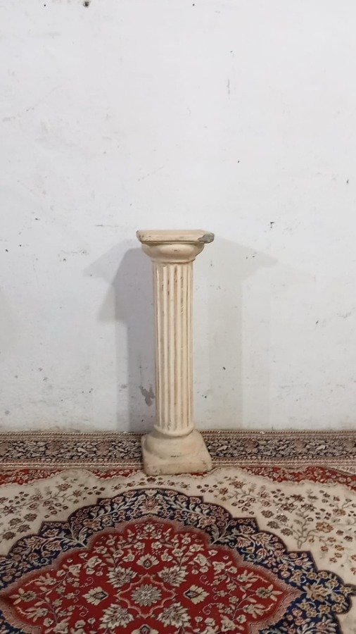 Columna de hormigón beige en pedestal - imagen 2
