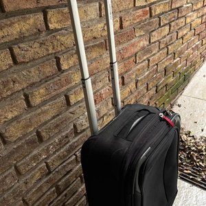Valija Samsonite Negra Mediana con Ruedas y Mango Extensible - imagen 2