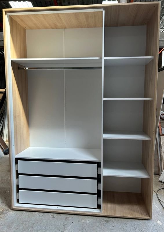 Gabinete Blanco con Dos Puertas y Estantería - imagen 2