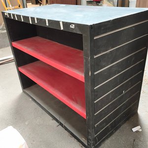 Mueble Exhibidor Negro con Estantes Rojos - imagen 3