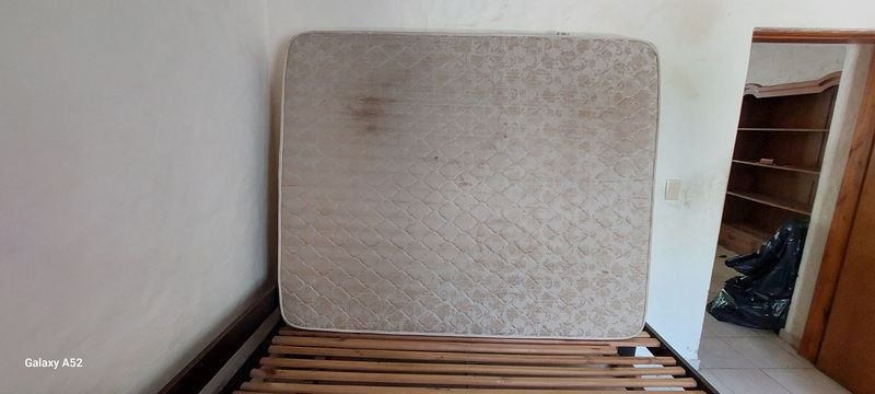 Cama de dos plazas con colchón y estructura de madera - imagen 5