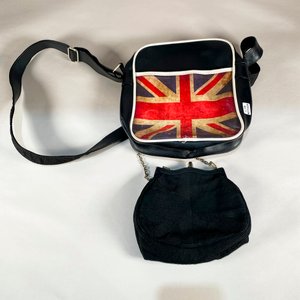 Lote siguiente: Set de Bolso Cruzado con Bandera Británica y Cartera de Mano Negra