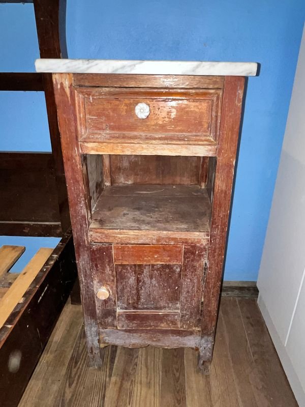 Mesita de Luz Antigua con Tapa de Mármol y Cajón