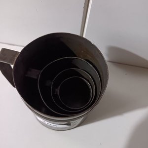 Juego de 4 Tazas Medidoras Antiguas de Metal - imagen 5