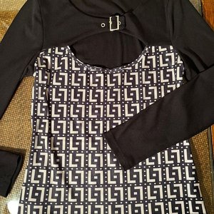 Remera Negra con Hebilla y Estampado Geométrico Talle M - imagen 6
