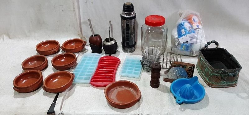 Lote siguiente: Caja con utensilios y accesorios para la cocina