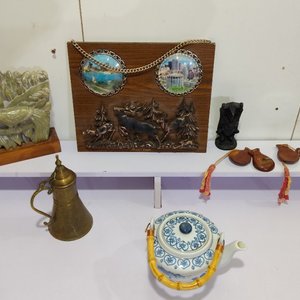 Lote de 7 piezas: Tetera de porcelana, jarra de bronce, cuadro de ciervos y más - imagen 6