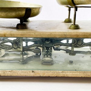 Balanza Antigua de Sobremesa con Dos Platos, Mármol y Metal - imagen 2