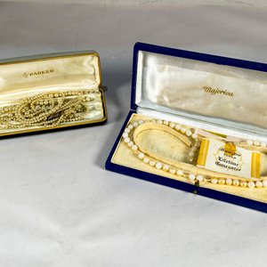Lote siguiente: Dos Collares de Perlas Imitación con Estuches Parker y Majorica