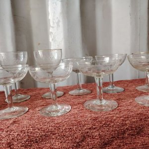 Lote de 8 Copas de Cristal con Grabados y Borde Dorado - imagen 4