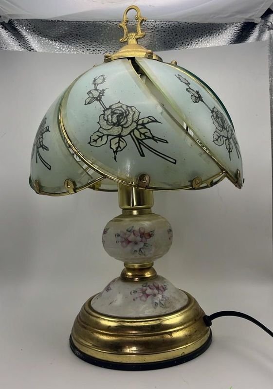 Antigua lámpara de mesa con diseño floral